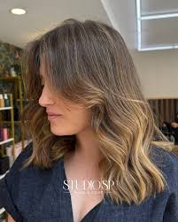 ✨ Iluminados não são todos iguais ✨ Eles podem ser em tons quentes como  mel, dourado ou caramelo ☀️, em tons frios como perolado, platinado ou  acinzentado ❄️, e também em um