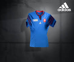 Il est à la fois classique par son design vintage et élégant avec un col moderne. Coupe Du Monde De Rugby 2015 Voici Le Maillot Du Xv De France Officiel