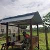 Hujannya bukannya semakin reda malah semakin lebat, mana hari sudah mulai gelap di tengah sawah lagi aku melihat pak vito di pojokan gubuk meringkuk kedinginan, akupun merasakan hal yg sama, pakaian basah kuyup di tambah angin yg berhembus kencang 1
