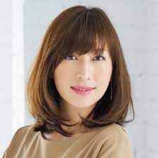 カジュアルにもエレガントにも 応用力の高いミディアムヘア 40代のミディアムヘア ボブヘア ミディアムヘア 髪型 40代