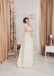 Du bist auf der suche nach dem idealen brautkleid? Hochzeitskleid Art Und Weise Schone Junge Braut Im Vintage Hakeln Schal Schabiges Chic Champagner Farbe Brautkleid Lizenzfreie Fotos Bilder Und Stock Fotografie Image 57421047