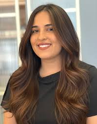 Sim e possível iluminar um cabelo quimicamente processado com cor escura e  alisamento térmico . Com cuidado , técnica e produtos certos é possível  sim! 🙂‍↕️