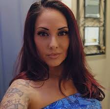 We love this trend 😍 She's got the glow, the gloss, and the game !