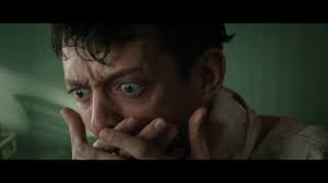 Deux rescapés des tranchées, l'un dessinateur de génie, l'autre modeste comptable, décident de monter une arnaque aux monuments aux morts. Au Revoir La Haut De Albert Dupontel 2016 Unifrance