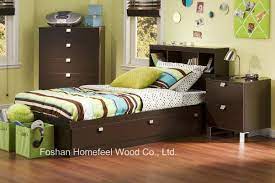 الصين غرفة نوم من 3 قطع للأطفال الخشبية مع سرير لوح رأس حامل ليلي يشترى غرفة نوم للأطفال سرير للأطفال أثاث منزلي أثاث غرفة المعيشة خزانة أثاث خشبى وأثاث حديث وأثاث