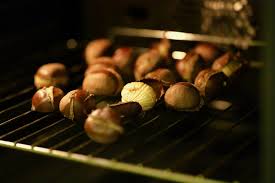 C'erano anche le castagne al forno ventilato che venivano fuori belle croccanti all'esterno e morbide dentro, proprio il mix perfetto per gustarsi delle caldarroste. Castagne Al Forno La Ricetta Ohga