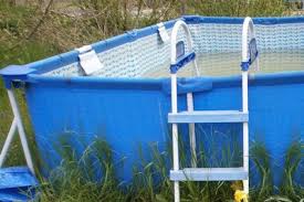 Nach dem ablassen des wassers sollten sie die wände und den boden gründlich mit poolbürsten reinigen. Poolwasser Grun Was Tun