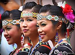 Adat perkahwinan terdapat lima peringkat dalam upacara perkahwinan, iaitu suruhan (merisik), monunui (bertunang), popiodop (bermalam), matod (berkahwin) dan mirapou (adat). Berian Mati Suku Kaum Murut Di Sabah Sentiasa Panas