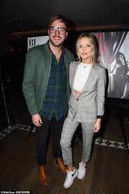 Laura whitmore (born 4 may 1985) is an irish television presenter, model, and actress. Laura Whitmore Flashes Her Toned Stomach In Crop Top And Suit As She Cosies Up To Iain Stirling Daily Mail Online