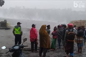 Pegunungan iyang dengan puncaknya gunung argopuro (3.088 meter), dan pegunungan ijen dengan puncaknya gunung raung (3.344 meter). Guyuran Abu Gunung Semeru Ke 3 Kecamatan Di Kabupaten Malang Beritajatim Com