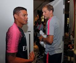 Silva was tuchel's captain in the french capital. Thiago Silva Se Reapresenta Ao Psg E Ganha Beijo Do Tecnico Thomas Tuchel Futebol Frances Ge