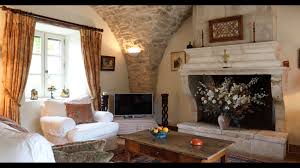 A mi chemin entre les batignolles et montmartre, les tables d'augustin est un bistrot de poche qui cache bien son jeu. La Ferme D Augustin Luxury Farmhouse Luberon Just Provence