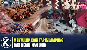 Kain tapis dikenal sebagai salah satu kain tradisional indonesia yang menjadi ikon tenun masyarakat lampung. Kupas Tuntas Kain Tapis Lampung Disulap Jadi Berbagai Kerajinan Dari Tas Hingga Masker