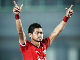 Bersama bambang pamungkas, keduanya dikaruniai tiga orang anak. Bambang Pamungkas Dukung Pemain Timnas Yang Menjalani Tc