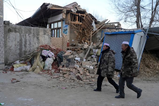 China Earthquake: In Bitter Cold, a Struggle to Help Survivors - The New York Times
