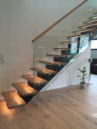 Mittelholmtreppe Mit Holzstufen Und Glasgelander Led Beleuchtung Idees Escalier Escaliers Maison Escaliers Modernes