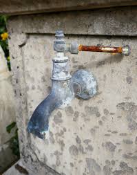 Robinet Ancien En Metal Comme Sortie D Eau Pour Petite Fontaine De Jardin En Pierre Fontaine De Jardin Fontaine Pierre Petites Fontaines