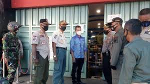 Joko cs di sini berjalan. Petugas Gabungan Tutup Toko Ria Busana Di Kuningan Karena Dianggap Langgar Psbb Tribun Jabar