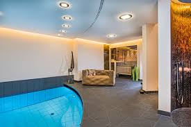 Ein Unterirdisches Wellness Refugium Schwimmbad De Pool Beleuchtung Hallenbader Hallenbad