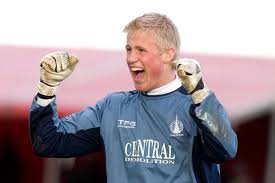 Peter schmeichel er den største målmand i dansk fodbolds historie, og mange mener endda at den er selvom peter schmeichel bliver betegnet som dansker, så var han faktisk var polsk statsborger. Kasper Schmeichel Auf Umwege Zum Triumph Cavanis Friseur