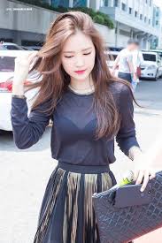 Naeun shares some lovely photos of herself taken in incheon airport. Apink Naeun Is The Queen Of Transparent Top Kpop News