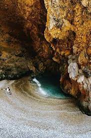 Η χιλιαδού είναι παραλία με άμμο και βότσαλα κάθε μεγέθους που συνδέεται με τους πρόποδες του βουνού δίρφη. Paralia Amanaki Xiliadoy Eyboia Ellada Amanaki Beach Chiliadou Euboea Hellas Greece Visiting Greece Greece Vacation Greece Travel