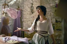 Elokuva kertoo ellasta, jonka isä menee uusiin naimisiin ellan äidin kuoltua traagisesti. O9doadtyssryxm