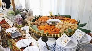 Lepas makan, lap meja dengan tisu, angkat talam dan susun balik kerusi. Buffet Ramadhan Ube Banquet Hall Di Nilai 3 Farah Dafri