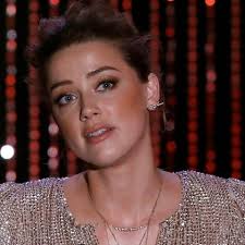 The girls grab at each other's shirts next. Amber Heard So Bewahrte Sie Ihr Dunkles Geheimnis Gala De