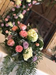 Una boda religiosa es una experiencia irrepetible en la que combinas la compañía de tus seres más queridos con tus creencias más profundas. Bodas Floristeria Martina