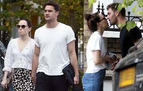 Thomas jonathan bateman was born in oxford, oxfordshire, england, on 15 march thomas is an actor known for his role in the tv series da vinci's demons, while he is mostly popular for being actress daisy ridley's alleged fiancé. Who Is Daisy Ridley Boyfriend In 2021 Is She Engaged Creeto