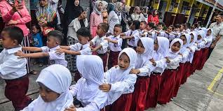 Jabatan imigresen malaysia merupakan salah satu agensi di bawah kementerian dalam negeri. 6 Langkah Bangun Kebanggaan Siswa Baru Di Tahun Ajaran Mendatang Halaman All Kompas Com