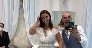Ecco le prime immagini del matrimonio. Come Una Bomboniera Elettra Lamborghini Prova L Abito Da Sposa Con Enzo Miccio Radio Deejay
