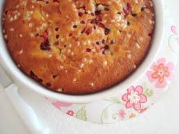 Gateau Au Yaourt Et Aux Fruits Rouges Un Gateau Parfaitement De Saison Confectionne Avec Des Fruits Du Jardin Un Melange De Gateau Yaourt Alimentation Gateau
