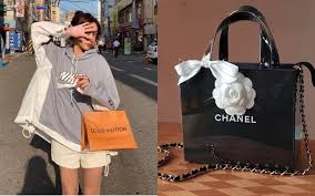 Biến túi shopping Chanel, LV thành phụ kiện hot