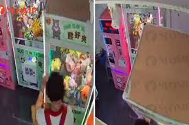 Kể về sự tiến bộ của công nghệ trong cuộc sống thế kỷ hiện đại. Auntie Shakes 200kg Claw Machine At Lucky Plaza Until Stuffed Toy Drops Out Singapore News Asiaone