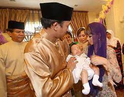 Gua.com.my anak sulungnya dinamakan putra rayfal ramli rizal ashram dan merupakan anak kedua jejai yang juga dikunrniakan seorang cahayamata, putra rayqal, hasil perkahwinan dengan nora danish. Gambar Sekitar Majlis Cukur Jambul Putra Rayqal Ramli Rizal Ashram Sensasi Selebriti