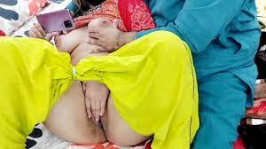 PAKISTANI REAL HUSBAND WIFE WATCHING DESI PORN ON MOBILE THAN HAVE ANAL SEX  , CLEAR HINDI AUDIO - Pornhub.com