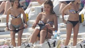 Selin Şekerci Herkesin Gözünün Önünde Bikinisini Değiştirdi!