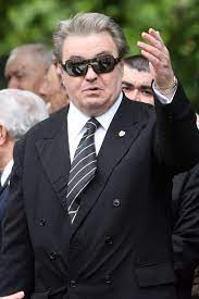 Preşedintele prm corneliu vadim tudor a fost dus de urgenţă, azi, la spitalul militar din capitală din cauza unor probleme respiratorii. Corneliu Vadim Tudor A Murit