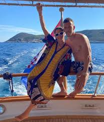 Kako donosi gloria, tajna ceremonija crkvenog vjenčanja josipe i ivana josipa perišić odjenula je vjenčanicu vivienne westwood., koju je nosila i na njihovom prvom vjenčanju 2012. Ivan Perisic I Josipa Imali Crkveno Vjencanje Na Solti 24sata