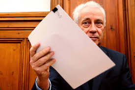 Elisa ferreira apesar de ter sido escolhida como comissária, e de já ter uma pasta atribuída (coesão e reformas), tem ainda de passar pela aprovação do parlamento europeu. Expresso Comissao De Etica Valida Comportamentos De Carlos Costa E Elisa Ferreira Sobre Cgd