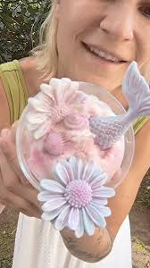 Bienvenue dans mon petit bout de jardin ou je me sens tellement en paix 🌸  , Je voulais vous montrer ma nouvelle collection de bougies prête pour cet  été ! 🌷🌸🧜‍♀️💐, Avec le thème des coquillages et de ...