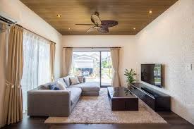 ダーク色 の床に合わせて天井には木目調を配し ｔｖ面は機能的にも優れたレンガ風のエコカラットを採用 外観の印象に合わせて 海外製のシーリングファンなどインテリアも落ち着いた リゾート風で統一しています リビングダイニング 床 リビング 内装 内装