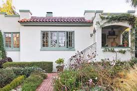 Holy guacamole, my turquoise loving friends…is this a gold mind or what!? Curb Appeal A Paint Makeover For A Stucco House California Edition Gardenista Gardenista White Stucco House Stucco Homes Exterior Paint Colors For House