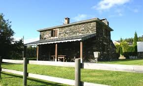 A 20 km de santiago de compostela y a menos de 30 minutos de varias casa rural paz es una antigua casa de labranza perteneciente a la familia estévez cuya construcción se remonta, aproximadamente, al año 1800. Aldea De Turismo Rural Lamacido Casas Rurales En Coruna Casas Rurales Casas Piscinas