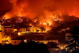 El incendio forestal que se declaró el pasado viernes en la región lusa de el algarve continúa activo por tercer día y la situación es preocupante, según las autoridades. El Fuego Cerca La Villa De Monchique El Peor De Los 15 Incendios Activos En Portugal