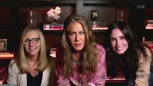 Jennifer aniston worked her way into most people's hearts and worldwide acclaim, with her role as rachel green on the television show friends from 1994 to 2004. Friends Jennifer Aniston Mit Kleiner Reunion Bei Den Emmys