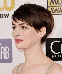 Braune bob frisuren mit blonde highlights. Anne Hathaway Short Hair Frisuren Kurz Frisuren Kurze Haare Braun Schone Frisuren Kurze Haare