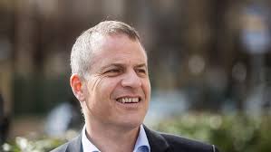 Lovasszobrot állítottak Merkelnek Németországban